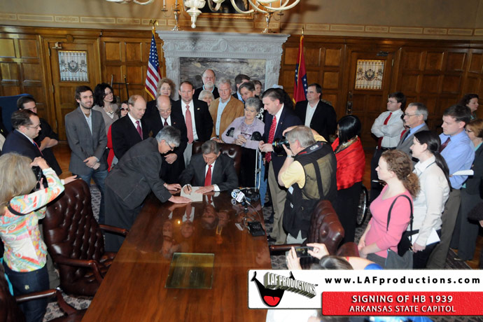 Governor Mike Beebe signing HB1939